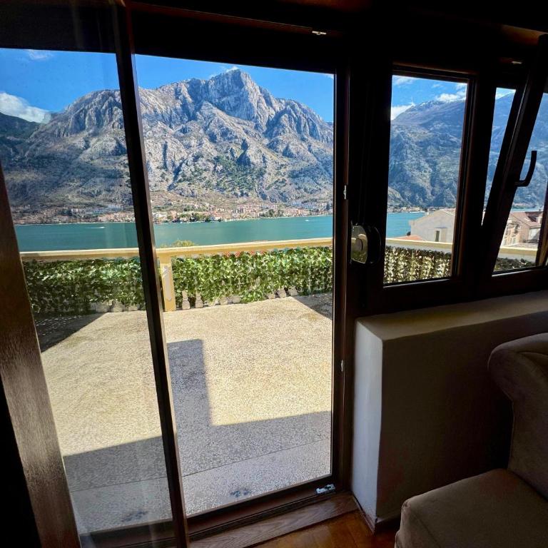 Cindarella Apartment - Two-Bedroom Apartment with Balcony and Sea View - 17