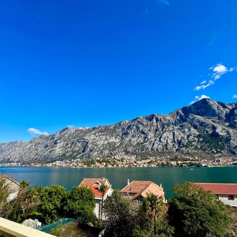 Cindarella Apartment - Two-Bedroom Apartment with Balcony and Sea View - 7