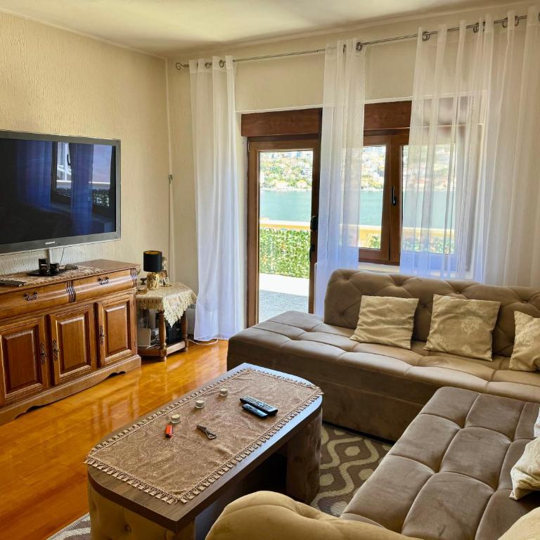 Cindarella Apartment - Two-Bedroom Apartment with Balcony and Sea View - 3