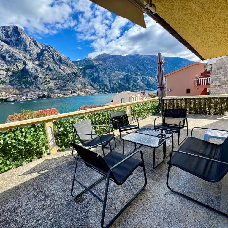 Cindarella Apartment - Two-Bedroom Apartment with Balcony and Sea View - 1