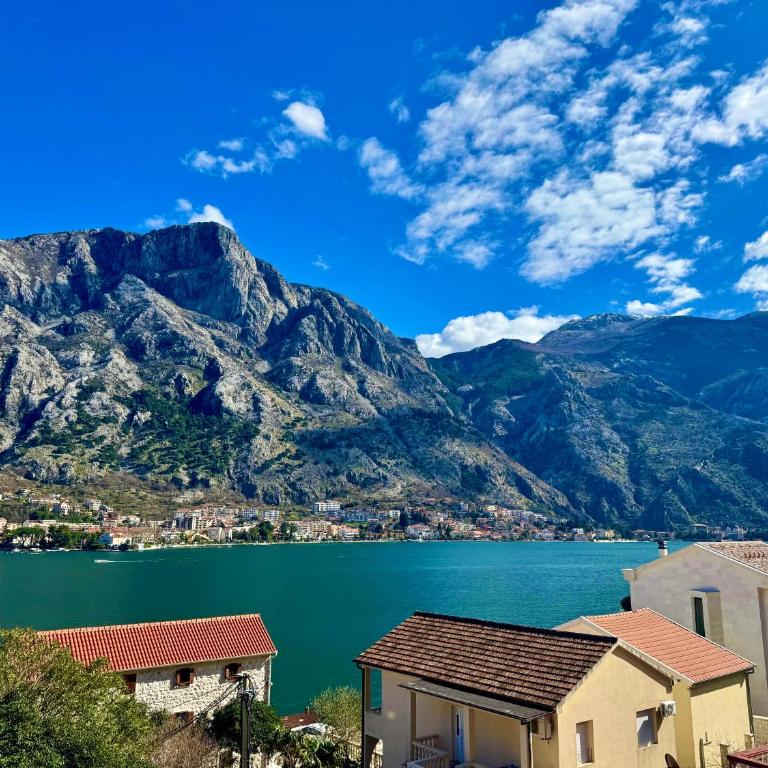 Cindarella Apartment - Two-Bedroom Apartment with Balcony and Sea View - 22