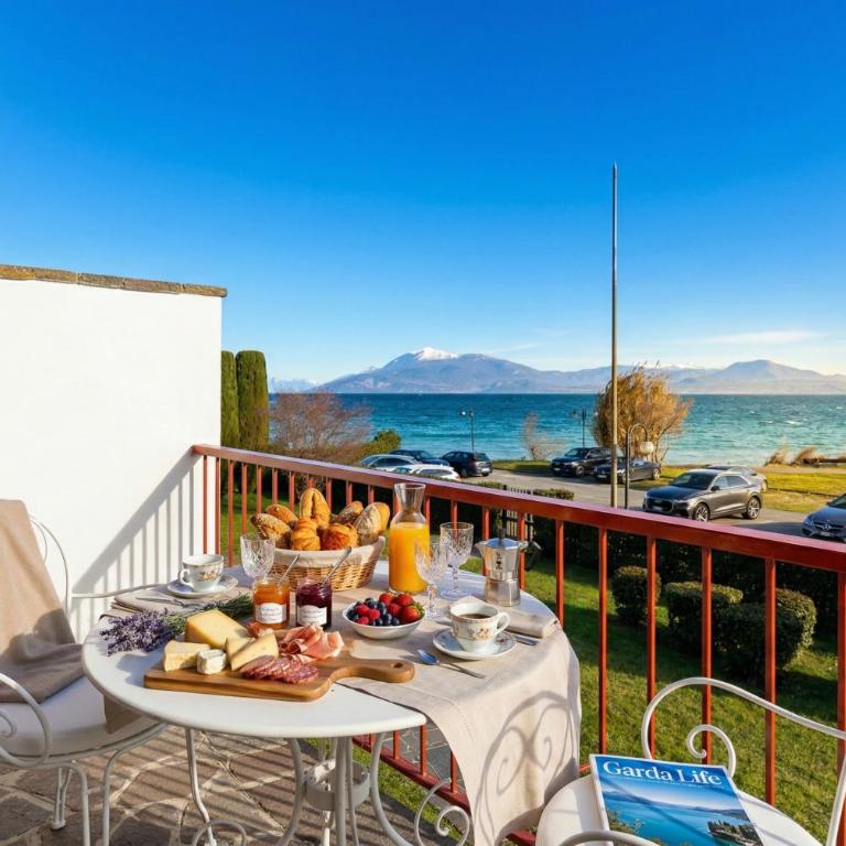 Eden Lake view and private beach renovated in 2025 DesenzanoLoft Official Partner Homes & Villas by Marriott Bonvoy - Appartamento con 2 Camere da Letto e Vista Lago - 17