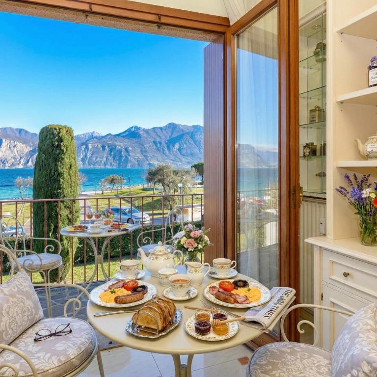 Eden Lake view and private beach renovated in 2025 DesenzanoLoft Official Partner Homes & Villas by Marriott Bonvoy - Appartamento con 2 Camere da Letto e Vista Lago - 15
