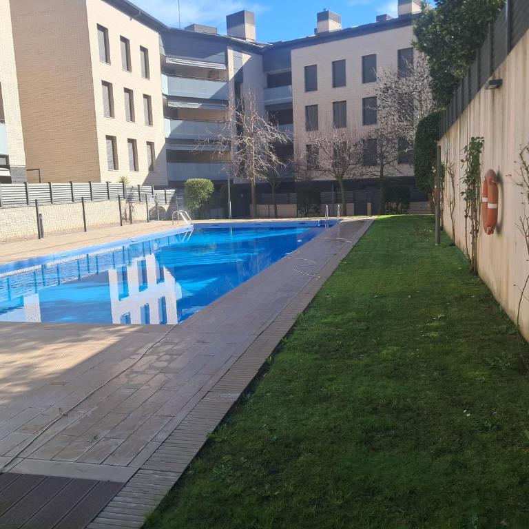 Espacioso dúplex de 3 habitaciones con piscina y parking - Apartamento - 3
