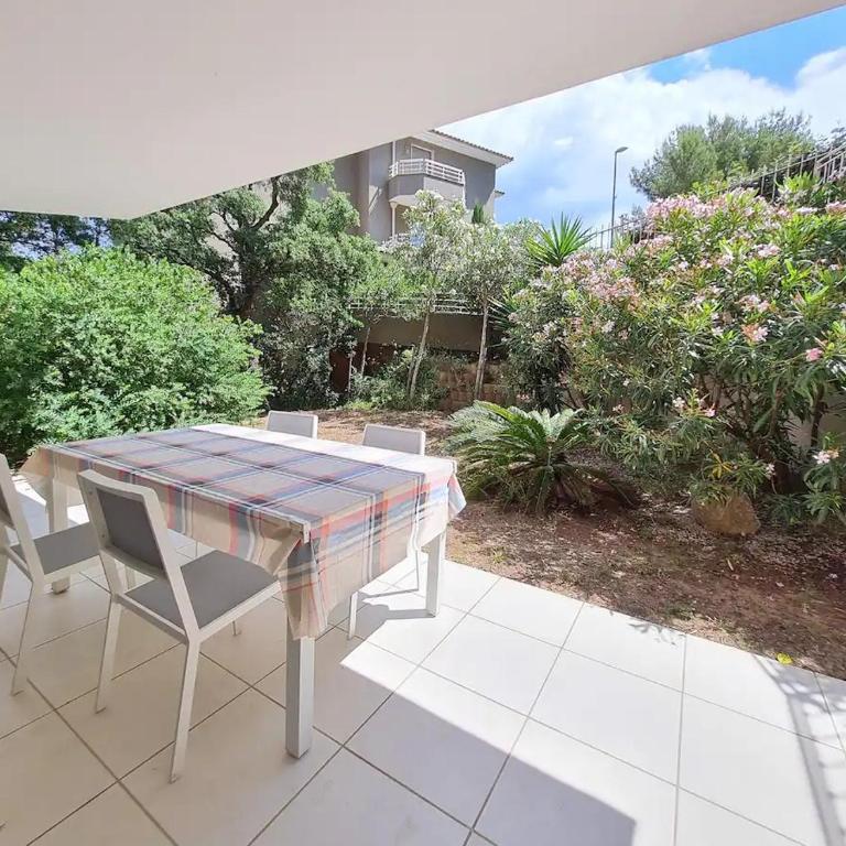 Appartement en centre-ville en rez-de-jardin - Two-Bedroom Apartment with Garden View - 5
