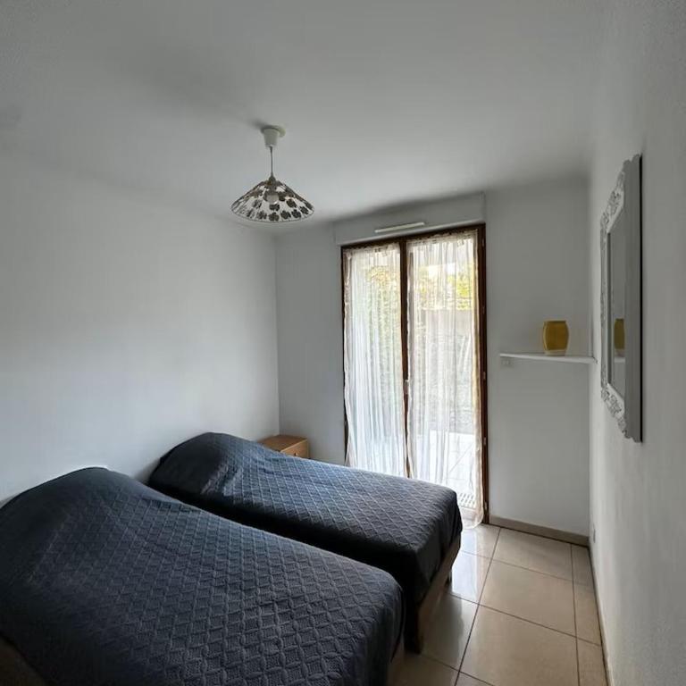 Appartement en centre-ville en rez-de-jardin - Two-Bedroom Apartment with Garden View - 14