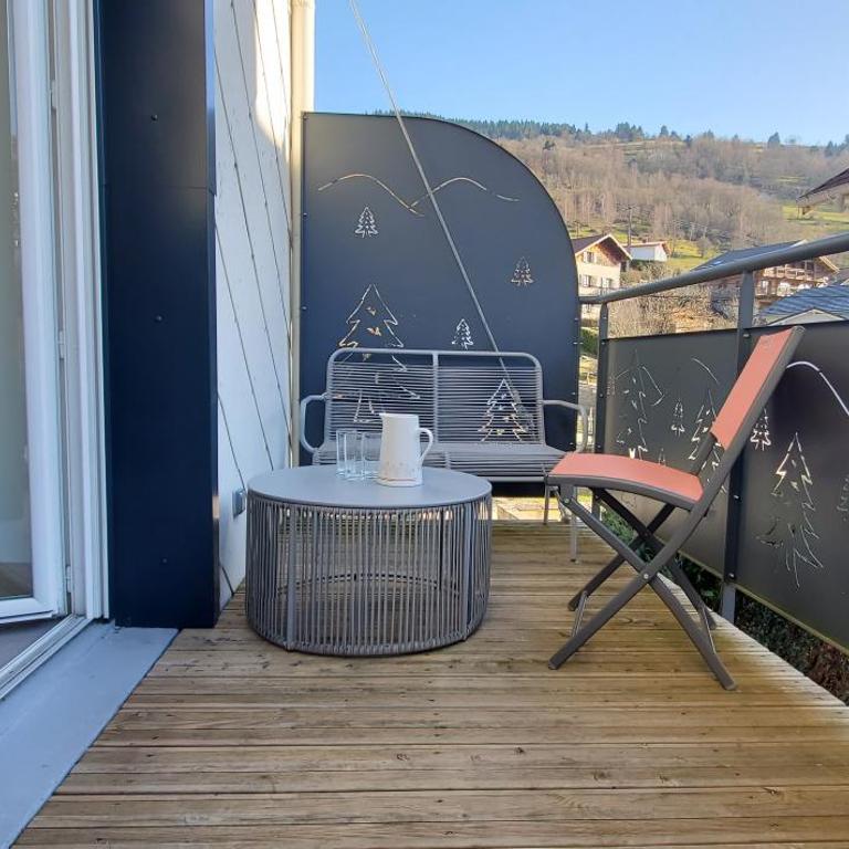 Spacieux duplex avec terrasse très apprécié des voyageurs au cœur de la Bresse - de 2 à 8 personnes - Apartment - 4