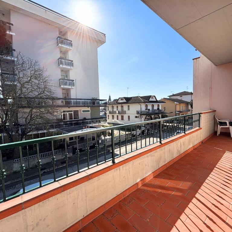CN034 - Cesenatico, ampio trilocale con balcone a 100mt dal mare - Appartamento con 2 Camere da Letto - 4