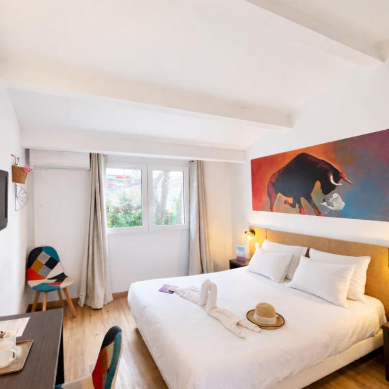 Artemia Aigues-Mortes - Hôtel avec piscine - Bornes électriques - Parking privé - Local vélo-moto - Chambre Double ou Lits Jumeaux Confort avec Vue sur Jardin - 1