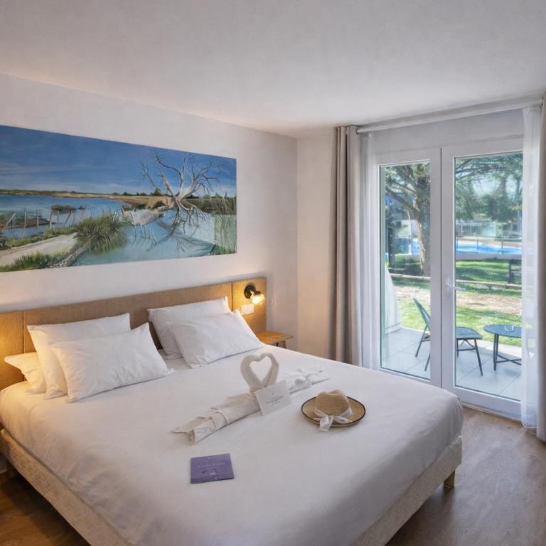 Artemia Aigues-Mortes - Hôtel avec piscine - Bornes électriques - Parking privé - Local vélo-moto - Chambre Double ou Lits Jumeaux Supérieure avec Terrasse - 1