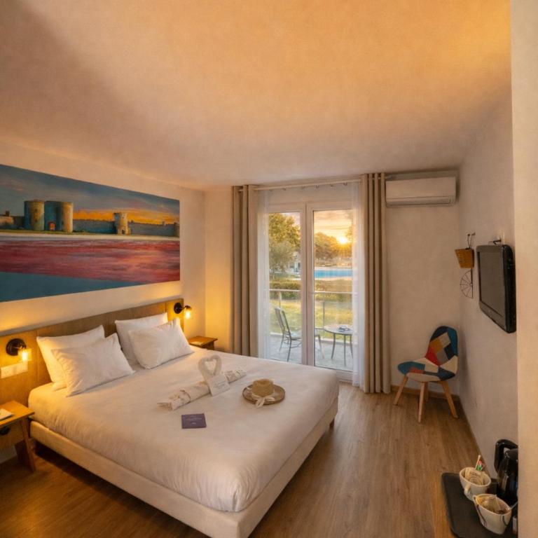 Artemia Aigues-Mortes - Hôtel avec piscine - Bornes électriques - Parking privé - Local vélo-moto - Chambre Double ou Lits Jumeaux Supérieure avec Terrasse - 8