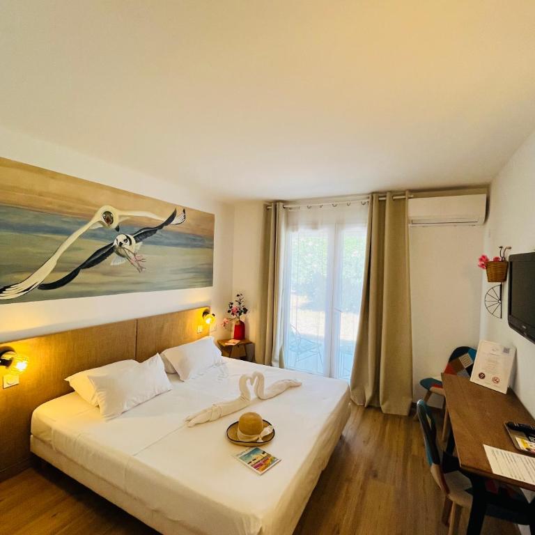 Artemia Aigues-Mortes - Hôtel avec piscine - Bornes électriques - Parking privé - Local vélo-moto - Chambre Double ou Lits Jumeaux Supérieure avec Terrasse - 7
