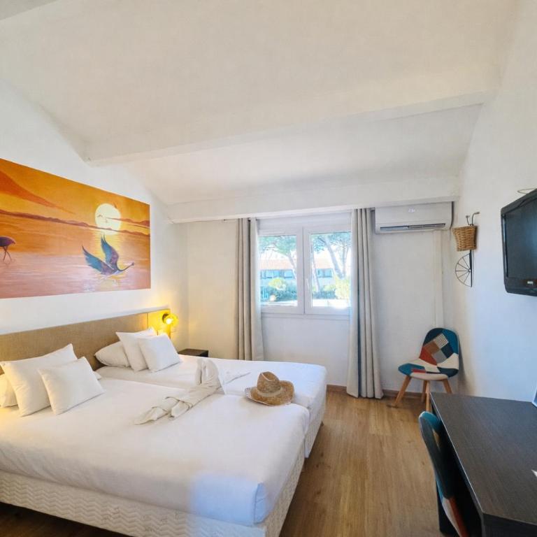 Artemia Aigues-Mortes - Hôtel avec piscine - Bornes électriques - Parking privé - Local vélo-moto - Chambre Double ou Lits Jumeaux Standard - 4