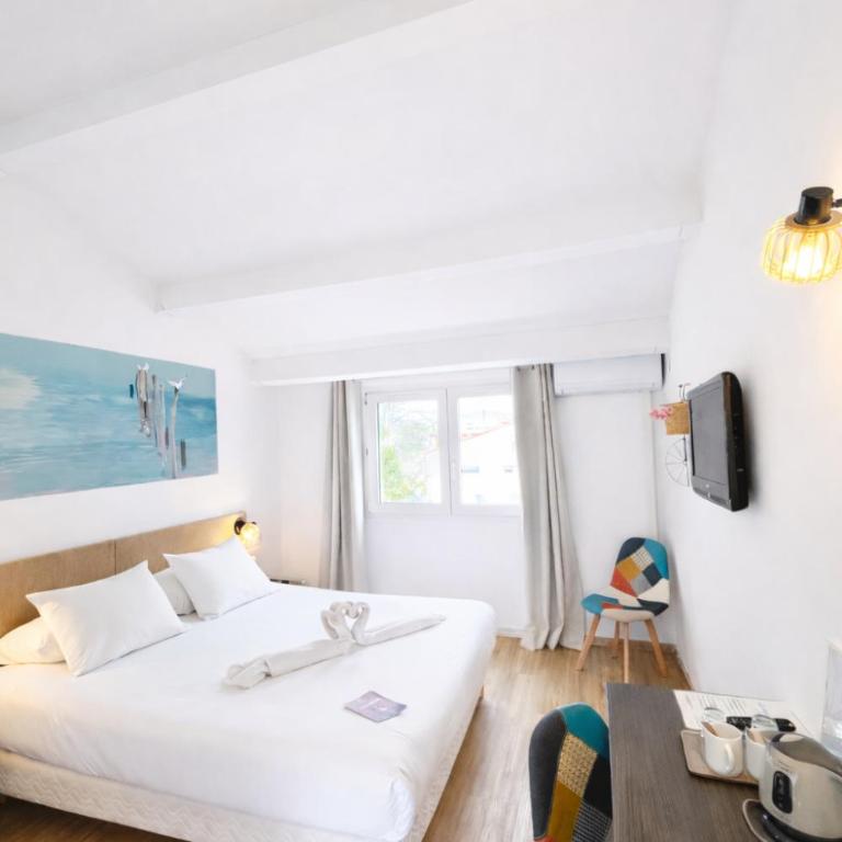 Artemia Aigues-Mortes - Hôtel avec piscine - Bornes électriques - Parking privé - Local vélo-moto - Chambre Double ou Lits Jumeaux Confort avec Vue sur Jardin - 6