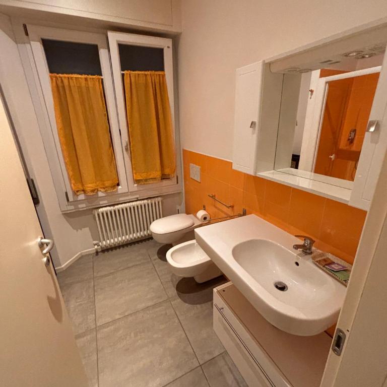 Gialu: il tuo alloggio dentro le mura - Camera Matrimoniale con Bagno Privato - 6