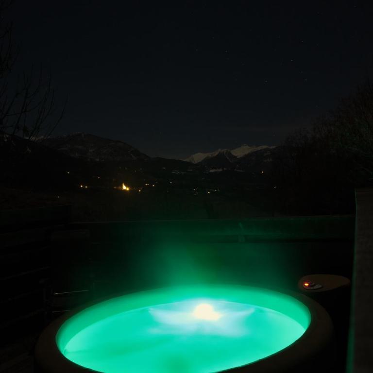 CHALET JACUZZI PRIVE, TERRASSE et VUE MONTAGNE DANS CAMPING 3 ETOILES - Appartement 3 Chambres - 8