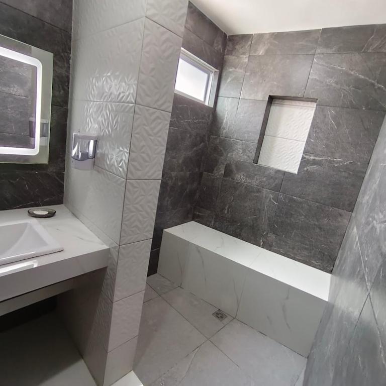 Habitacion - One-Bedroom Apartment - 10