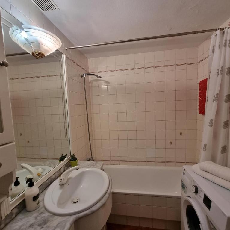 Apartamento acogedor con terraza a 400m de la playa - HISP-236-134 - Apartment - 4