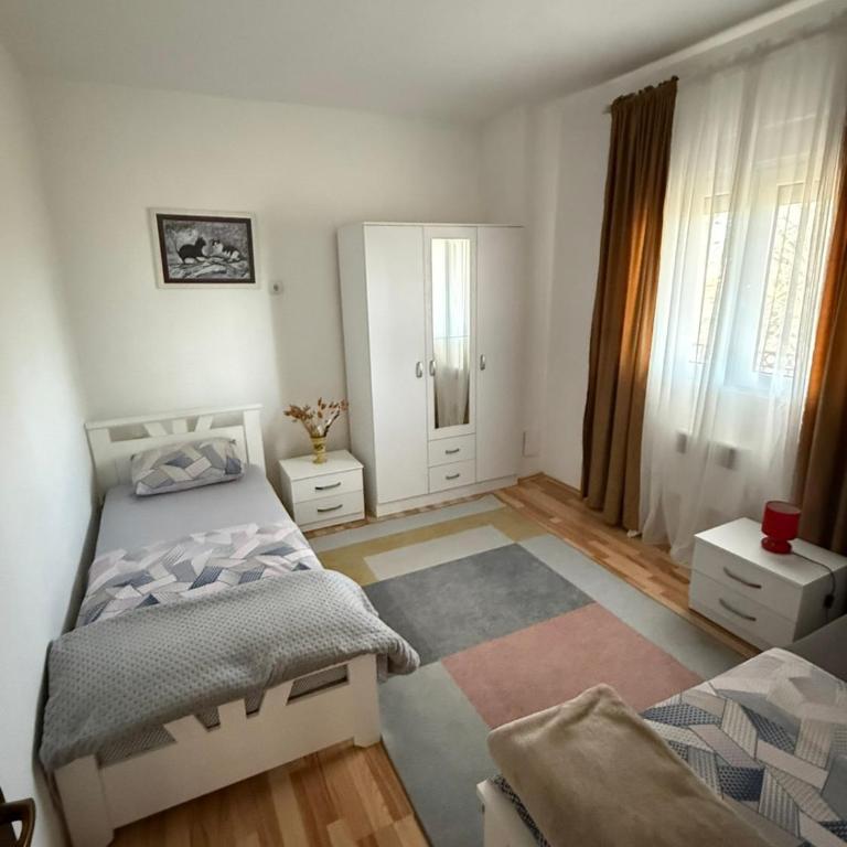 Large Three-Bedroom Apartment 2 Min from Airport - Apartman sa 3 Spavaće Sobe - 8