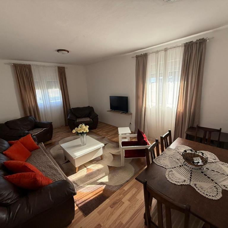 Large Three-Bedroom Apartment 2 Min from Airport - Apartman sa 3 Spavaće Sobe - 2