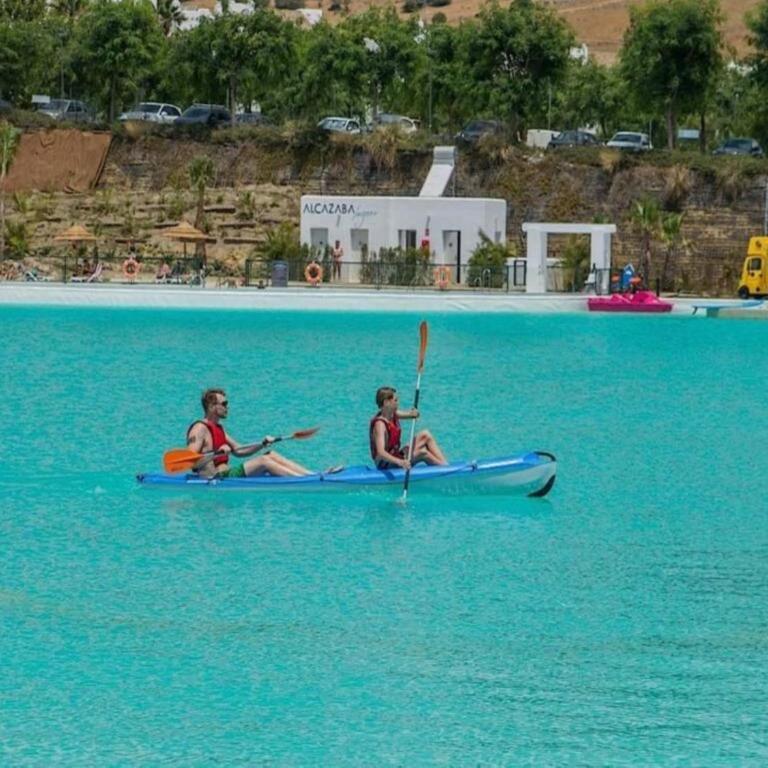 4-Guest Stylish Lagoon Apartment - Two-Bedroom Apartment - 9