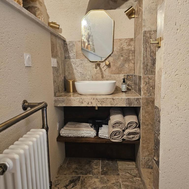 Suite voûtée minérale - fraicheur naturelle - au cœur de Vallon Pont d'Arc - Chambre Supérieure Lit Queen-Size - 15