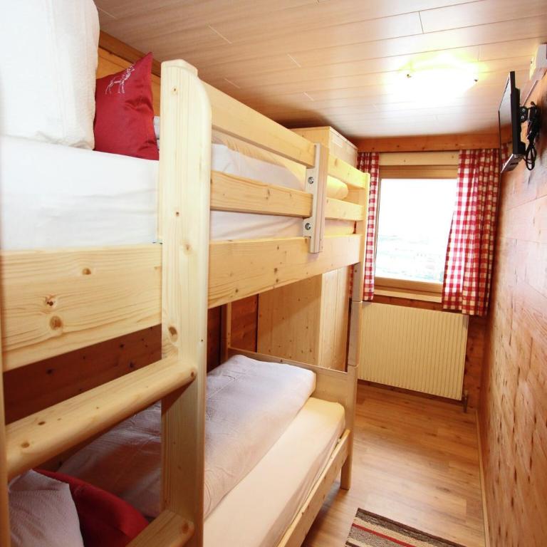 Spacious Holiday Home near Ski Area in Kaltenbach - Four-Bedroom Apartment - 1