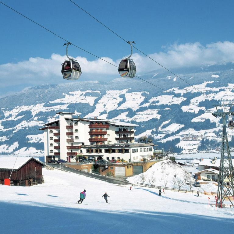 Spacious Holiday Home near Ski Area in Kaltenbach - Four-Bedroom Apartment - 4