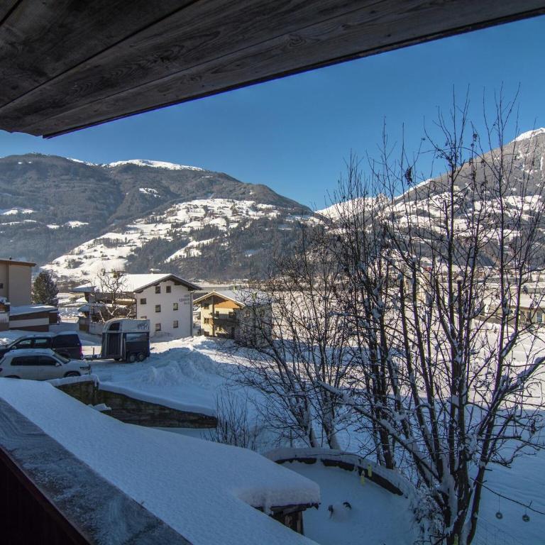 Spacious Holiday Home near Ski Area in Kaltenbach - Three-Bedroom Apartment - 14
