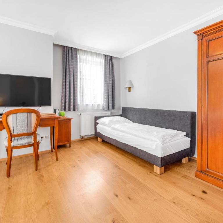 Das Grüne Hotel zur Post - 100 % BIO - Economy Dreibettzimmer – Straßenseite - 10