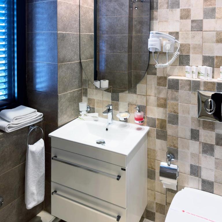 Rustico apartments - Deluks Dvokrevetna Soba sa Bračnim Krevetom i Bočnim Pogledom na More - 8
