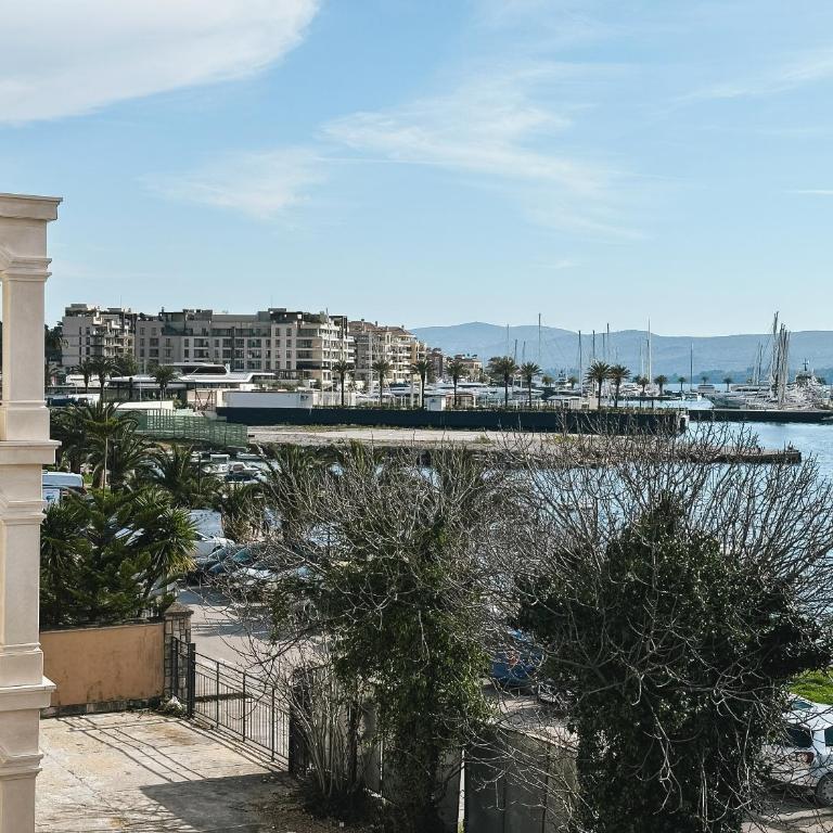 Rustico apartments - Deluks Dvokrevetna Soba sa Bračnim Krevetom i Bočnim Pogledom na More - 9