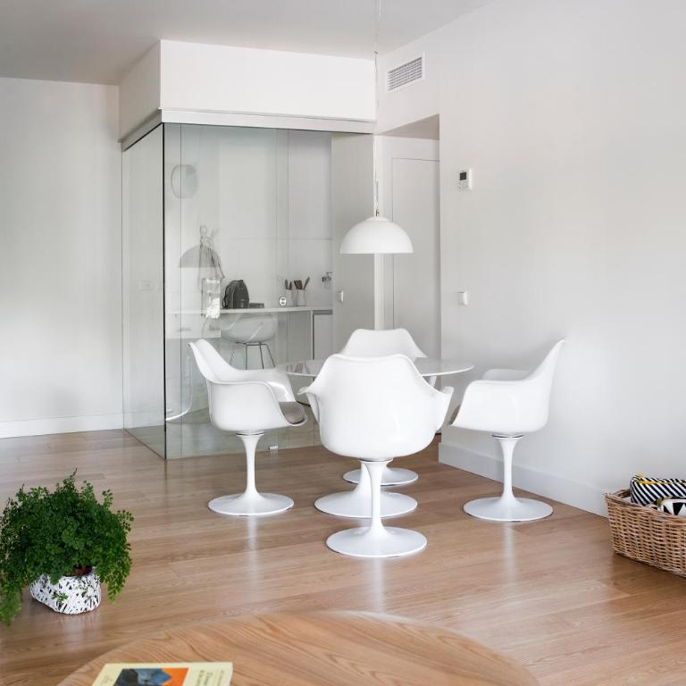 60 Balconies Art - One-Bedroom Apartment - 5
