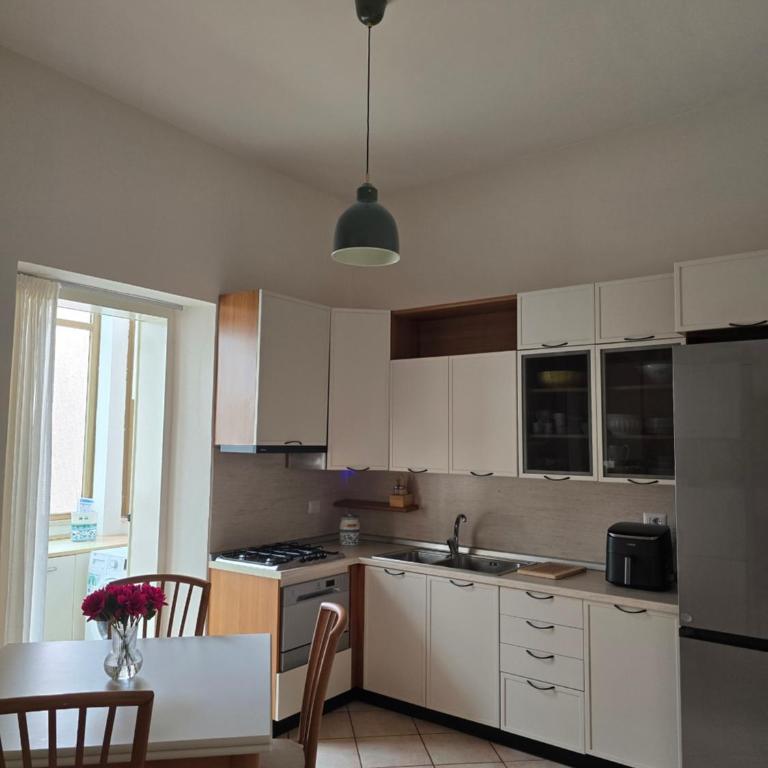 Alloggio turistico Dedicato - Appartamento con 2 Camere da Letto, Balcone e Vista mare - 10