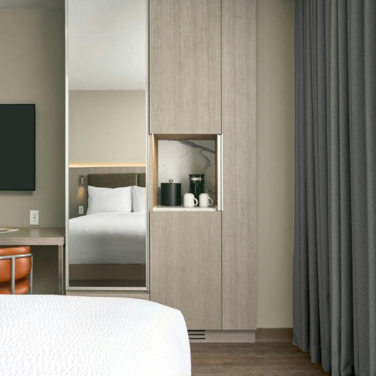 Courtyard by Marriott Quito Airport - Executive Queen Room with Two Queen Beds and Mountain View - 10