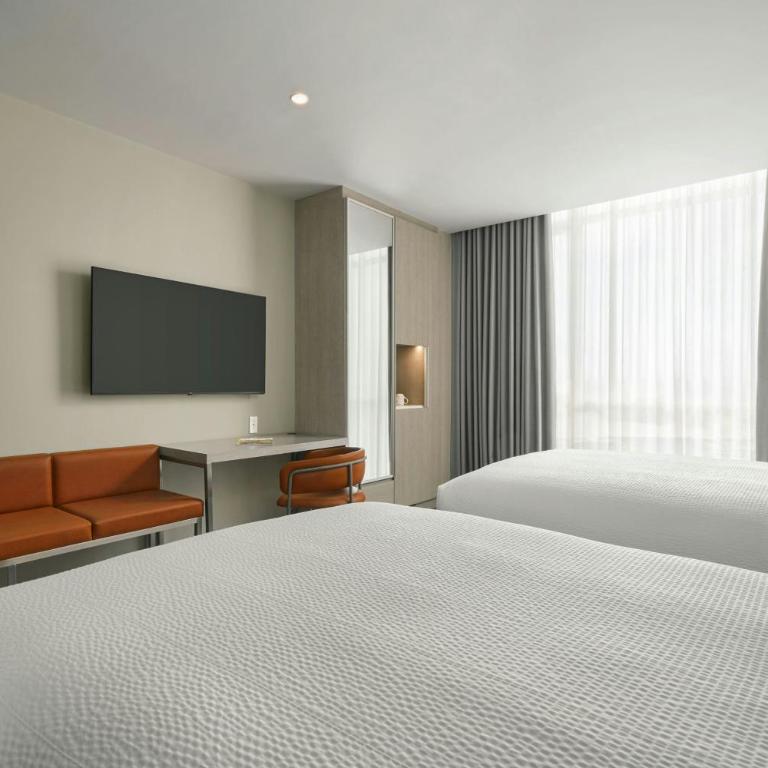 Courtyard by Marriott Quito Airport - Executive Queen Room with Two Queen Beds and Mountain View - 8