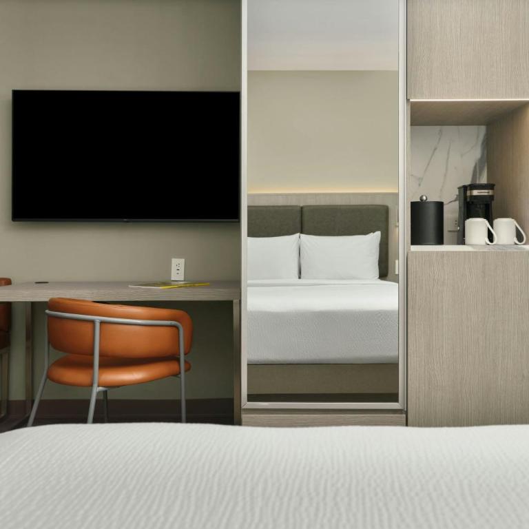 Courtyard by Marriott Quito Airport - Standard Queen Room with Two Queen Beds - 9