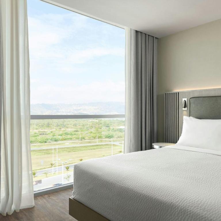 Courtyard by Marriott Quito Airport - Standard Queen Room with Two Queen Beds - 11