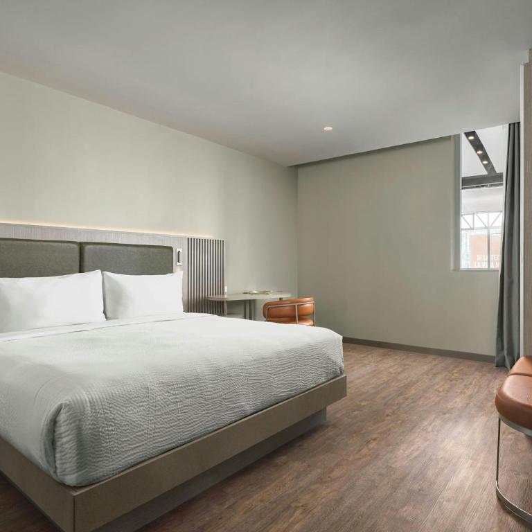 Courtyard by Marriott Quito Airport - Standard King Room - 11