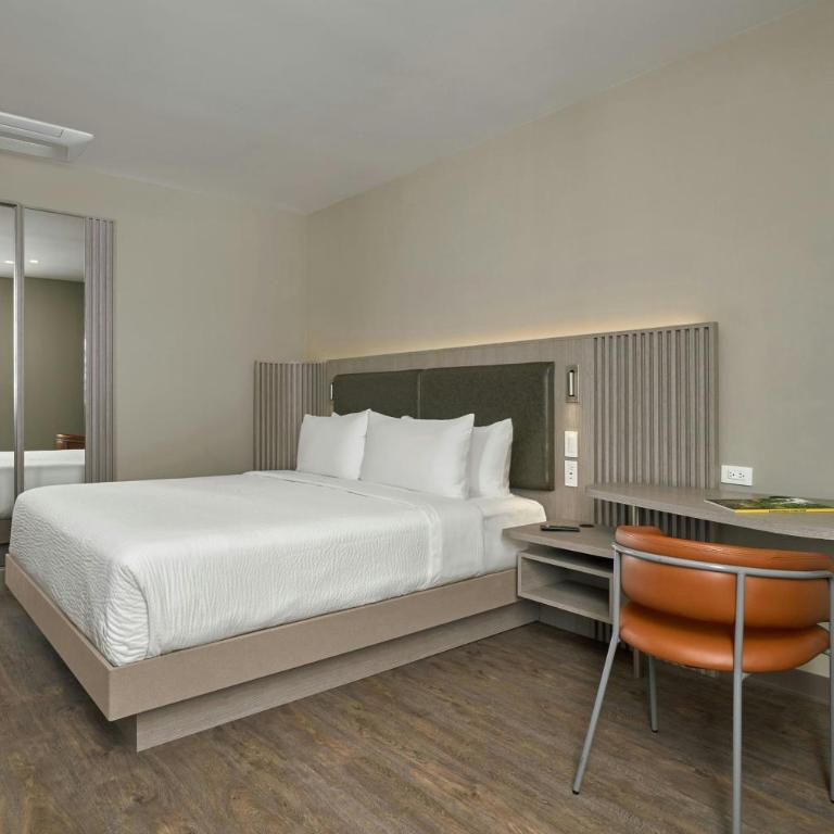 Courtyard by Marriott Quito Airport - Standard King Room - 12