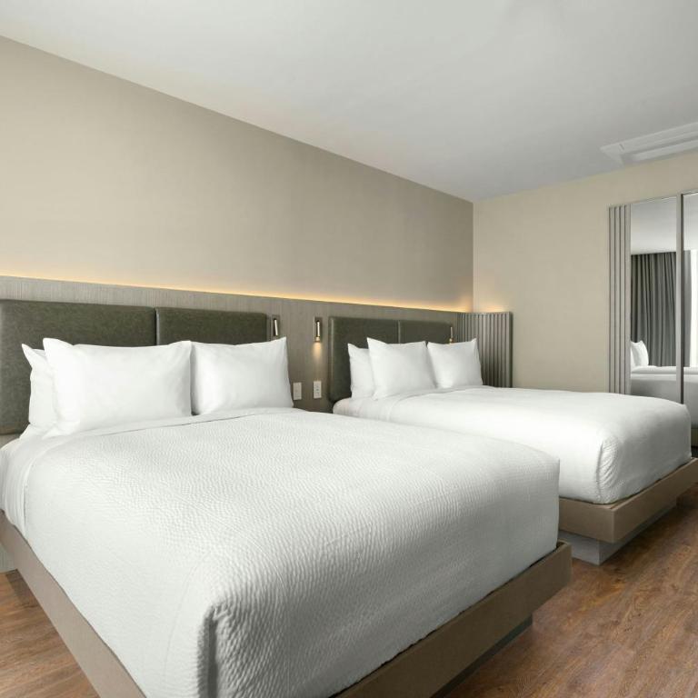 Courtyard by Marriott Quito Airport - Executive Queen Room with Two Queen Beds and Mountain View - 12
