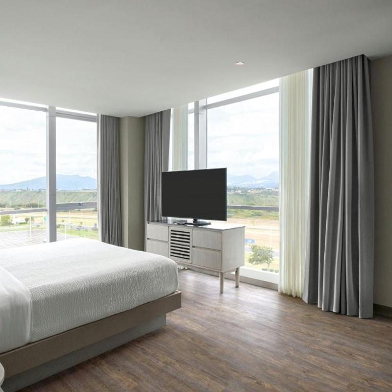 Courtyard by Marriott Quito Airport - Suite Doble Executive con vistas a la montaña - 1 cama extragrande - 11