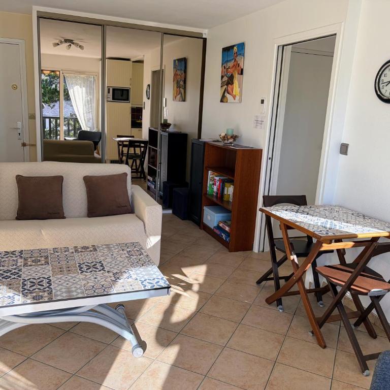 Agréable appartement 2 chambres, balcon, calme et soleil - Two-Bedroom Apartment - 5
