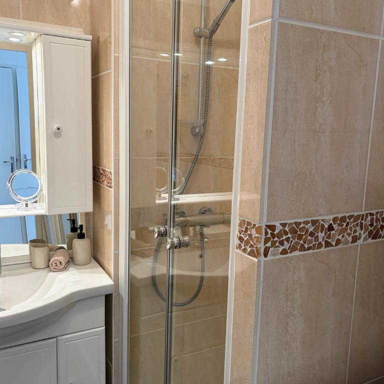Agréable appartement 2 chambres, balcon, calme et soleil - Two-Bedroom Apartment - 13