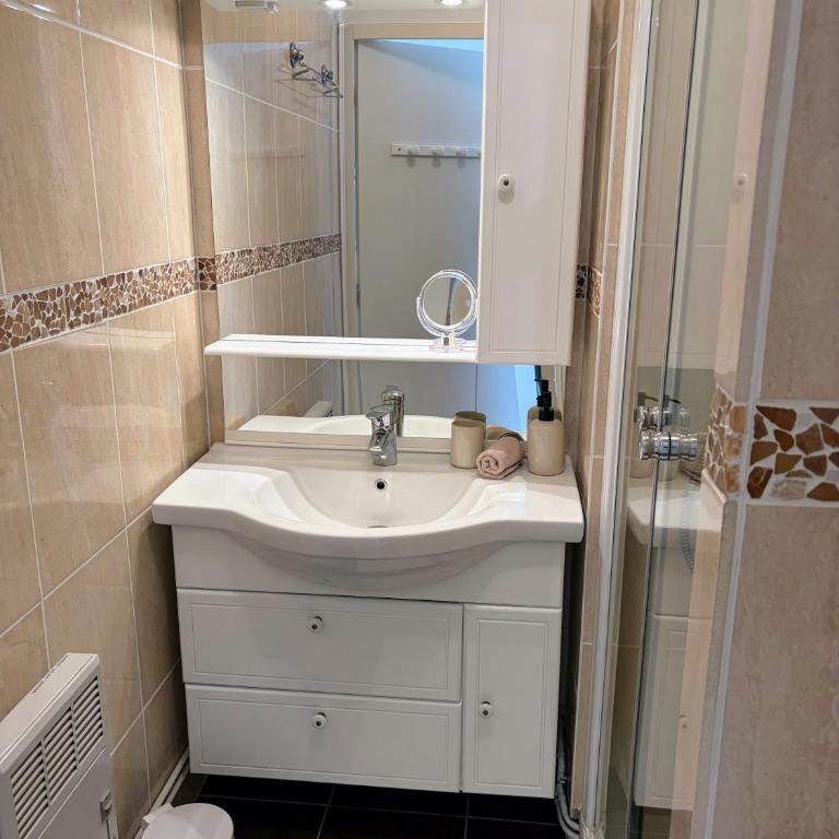 Agréable appartement 2 chambres, balcon, calme et soleil - Two-Bedroom Apartment - 14