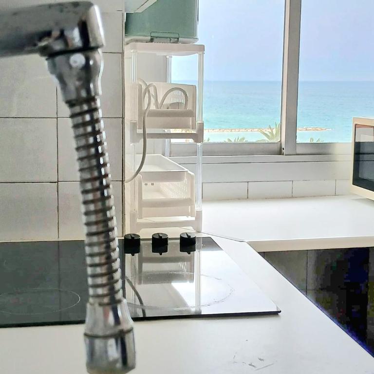 Frontal con vistas - Three-Bedroom Apartment - 18