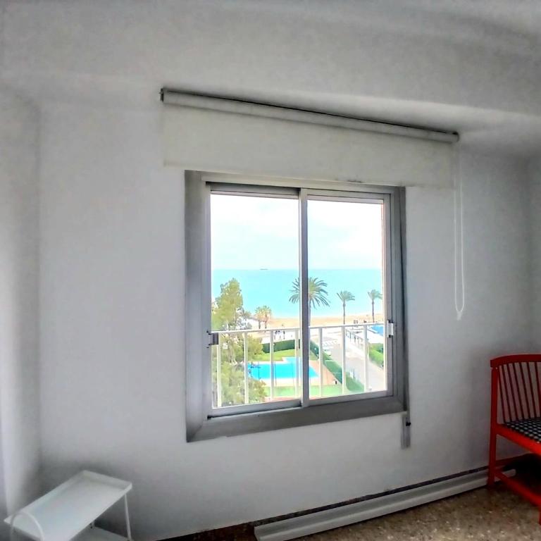 Frontal con vistas - Three-Bedroom Apartment - 15