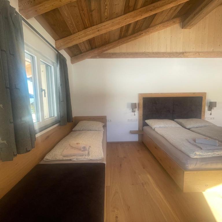 Ferienwohnungen Unterdürmoos Apartments mit Chalet-Charme auf 1050 m , Alleinlage - Apartment mit 1 Schlafzimmer, Balkon und Bergblick - 21