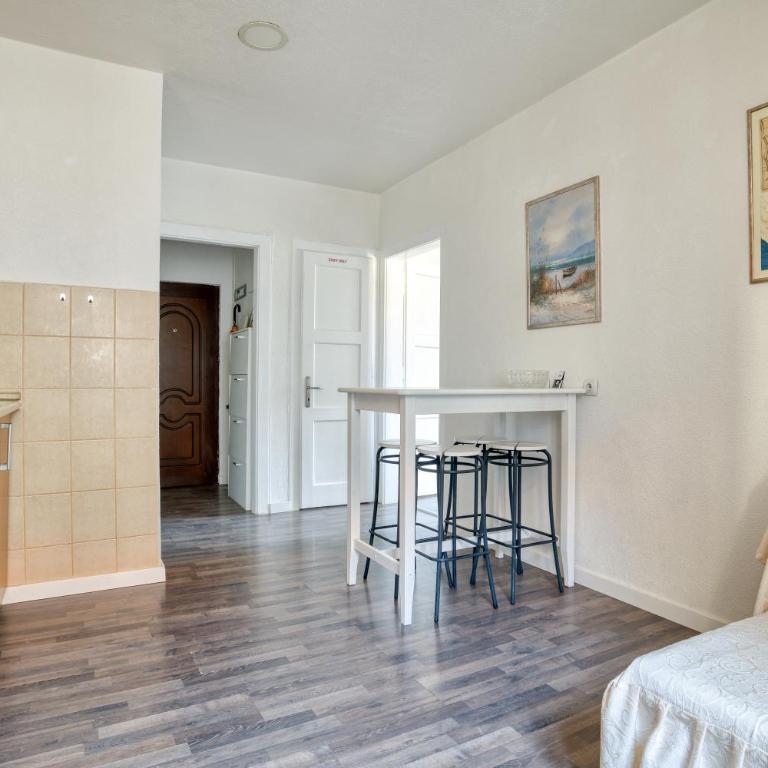 Bright, Romantic & Super Stylish Old Town Flat with Seaview & Shared Terrace - One-Bedroom Apartment - 16