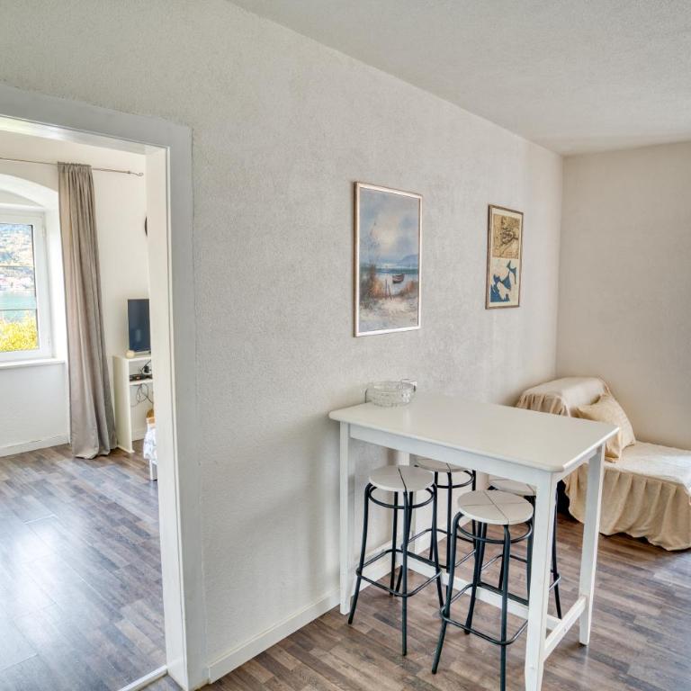 Bright, Romantic & Super Stylish Old Town Flat with Seaview & Shared Terrace - One-Bedroom Apartment - 8